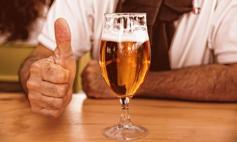 Bier en duim omhoog